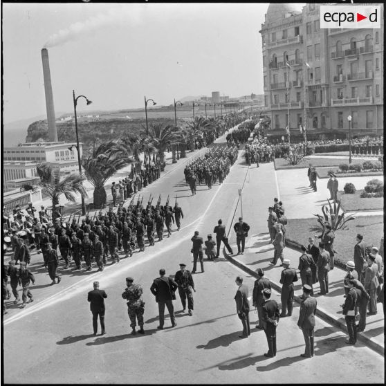 Oran. Adieux du général Challe au Corps d'Armée d'Alger (CAO). Pour terminer la cérémonie les troupes défilèrent devant le général Challe.