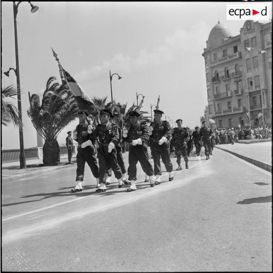 Oran. Adieux du général Challe au Corps d'Armée d'Alger (CAO). Pour terminer la cérémonie les troupes défilèrent devant le général Challe.