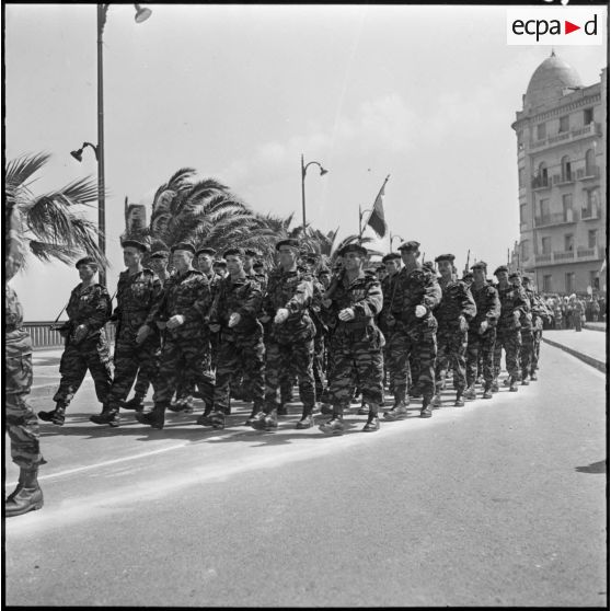 Oran. Adieux du général Challe au Corps d'Armée d'Alger (CAO). Pour terminer la cérémonie les troupes défilèrent devant le général Challe.