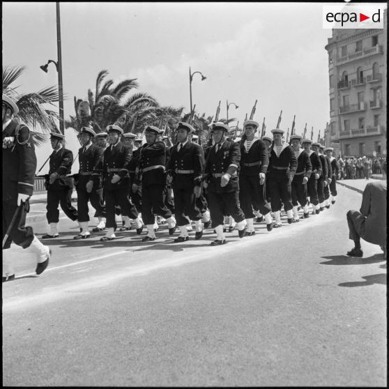Oran. Adieux du général Challe au Corps d'Armée d'Alger (CAO). Pour terminer la cérémonie les troupes défilèrent devant le général Challe.