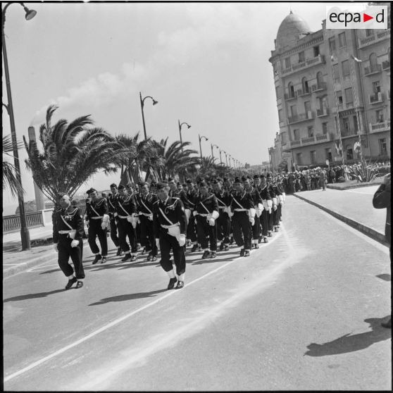 Oran. Adieux du général Challe au Corps d'Armée d'Alger (CAO). Pour terminer la cérémonie les troupes défilèrent devant le général Challe.