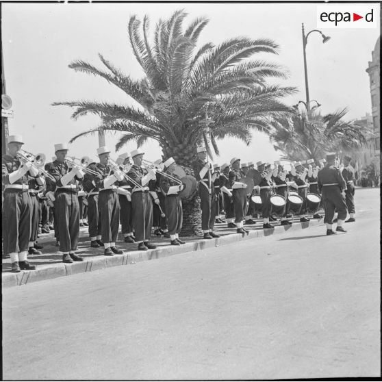 Oran. Adieux du général Challe au Corps d'Armée d'Alger (CAO). Pour terminer la cérémonie les troupes défilèrent devant le général Challe.