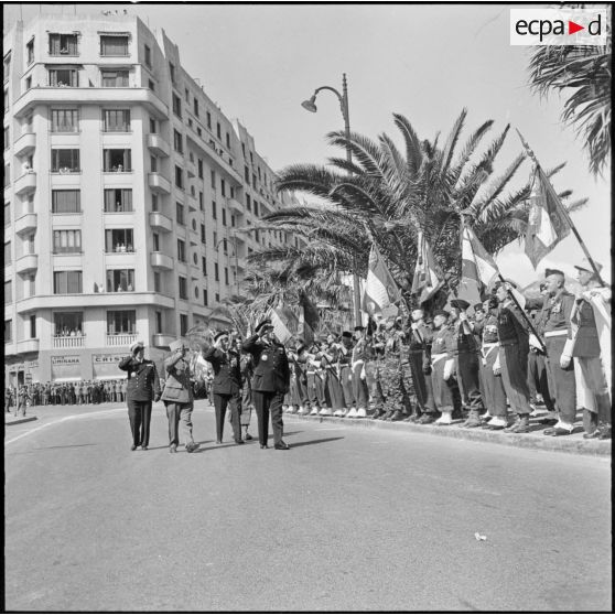 Oran. Adieux du général Challe au Corps d'Armée d'Alger (CAO). Les autorités passent en revue les drapeaux et les troupes présentant les armes.