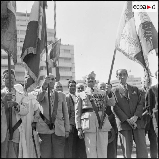 Oran. Adieux du général Challe au Corps d'Armée d'Alger (CAO). Quelques drapeaux.