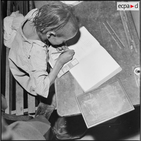 Ecole de Tamanrasset. "Européens et touaregs se côtoient fraternellement". Portrait d'un élève.