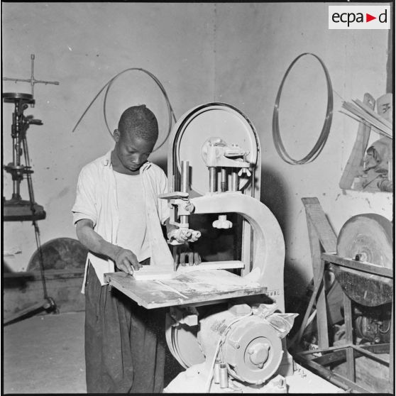 Tamanrasset. L'atelier de menuiserie de l'école professionnelle.
