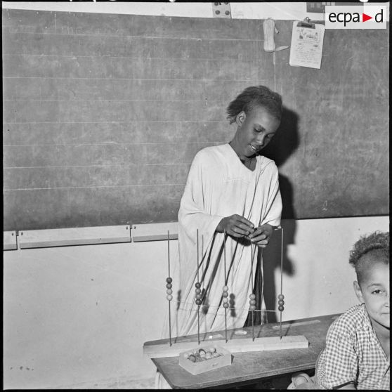 Ecole de Tamanrasset. Un jeune targui apprend à compter.