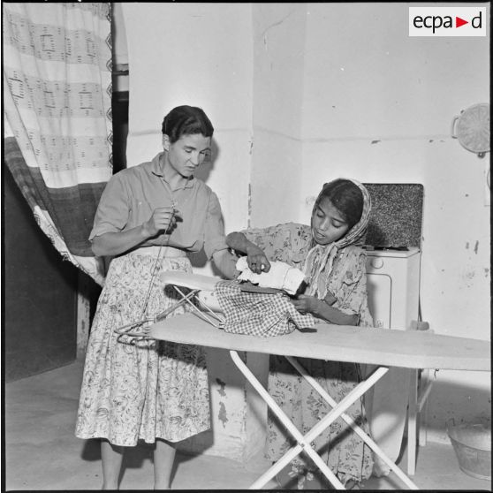 Tamanrasset. Les enfants du cours d'enseignement ménager.