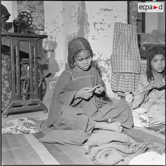 Tamanrasset. Les enfants du cours d'enseignement ménager.
