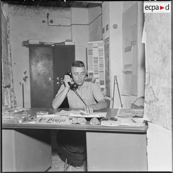 In Salah. Le capitaine Louizes à son bureau.