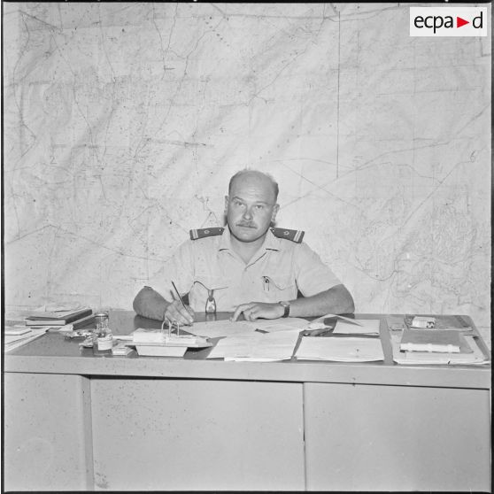 In Salah. Une autorité militaire à son bureau.