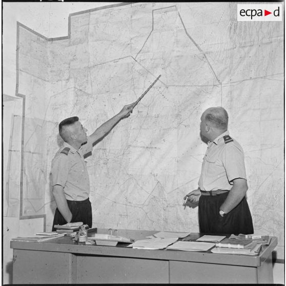 In Salah. Les autorités militaires regardent une carte.