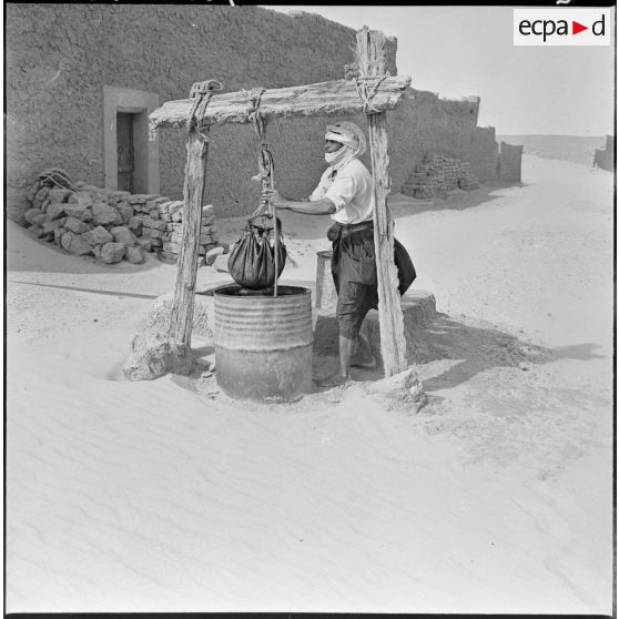 In Salah. Un homme récupère l'eau d'un puits.