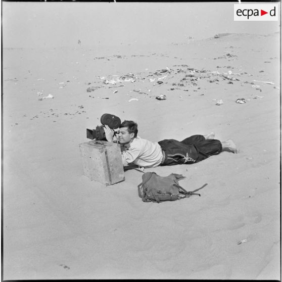 Ensablement de la ville d'In Salah. Un caméraman en train de filmer.