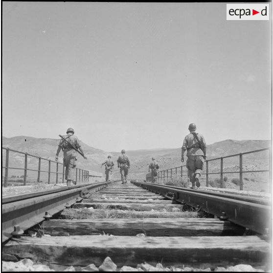 Transport ferroviaire de pétrole sur la ligne Philippeville-Touggourt. [Description en cours]