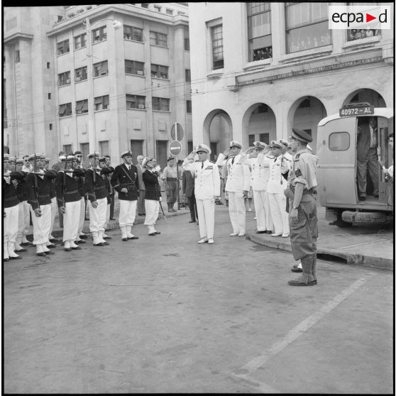 Cérémonie militaire au Monument aux marins algériens morts pour la France. [Description en cours]