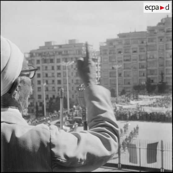 Manifestation en faveur de l'Algérie française à Alger. [Description en cours]