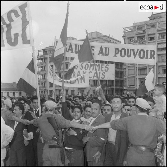 Manifestation en faveur de l'Algérie française à Alger. [Description en cours]