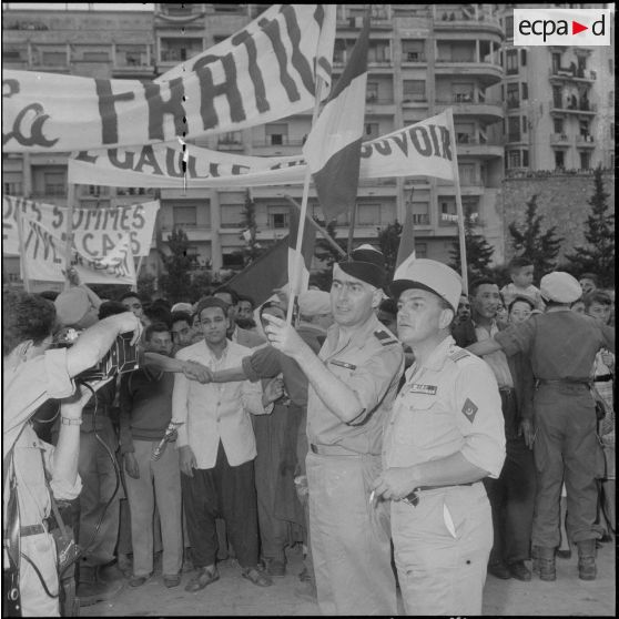 Manifestation en faveur de l'Algérie française à Alger. [Description en cours]