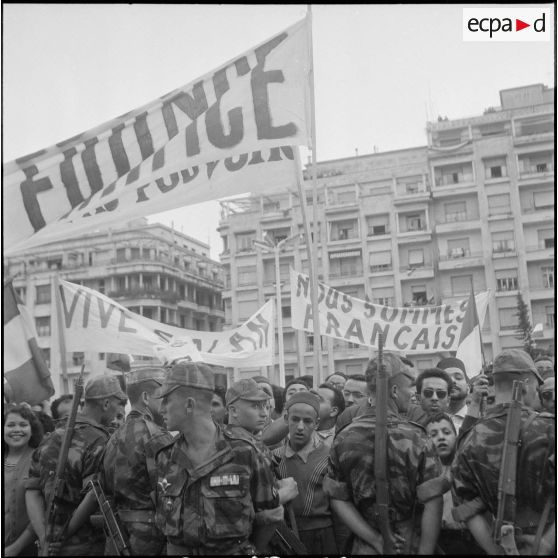 Manifestation en faveur de l'Algérie française à Alger. [Description en cours]