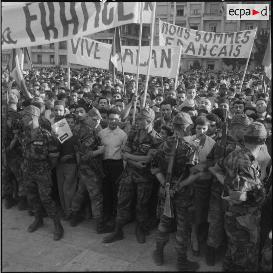Manifestation en faveur de l'Algérie française à Alger. [Description en cours]