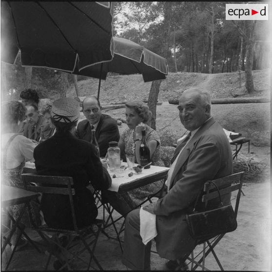 Maryse Dubourg et sa troupe à la fin de leur tournée. [Description en cours]