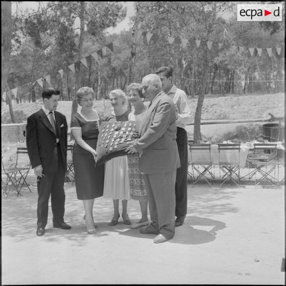 Maryse Dubourg et sa troupe à la fin de leur tournée. [Description en cours]