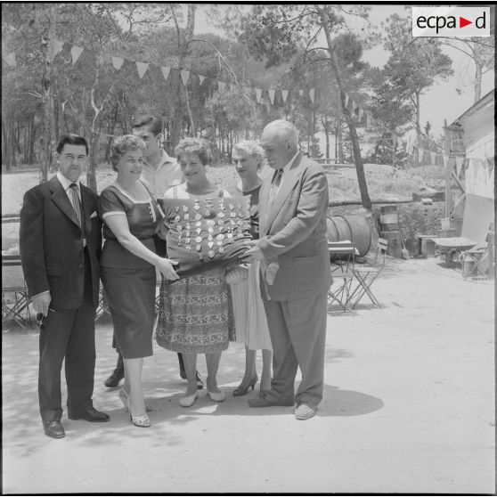 Maryse Dubourg et sa troupe à la fin de leur tournée. [Description en cours]