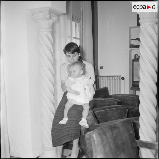 Maryse Dubourg et sa troupe à la fin de leur tournée. [Description en cours]