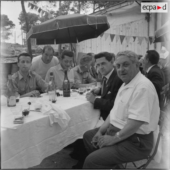 Maryse Dubourg et sa troupe à la fin de leur tournée. [Description en cours]
