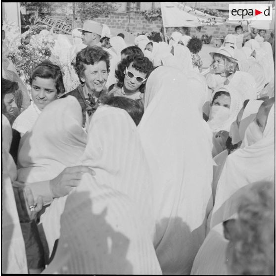Manifestation de femmes en faveur du général de Gaulle. [Description en cours]
