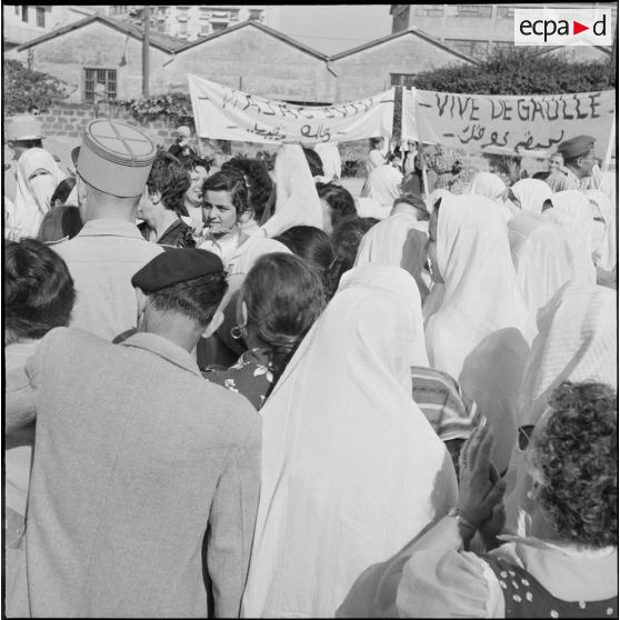 Manifestation de femmes en faveur du général de Gaulle. [Description en cours]