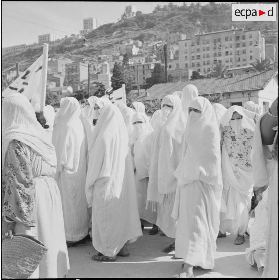 Manifestation de femmes en faveur du général de Gaulle. [Description en cours]