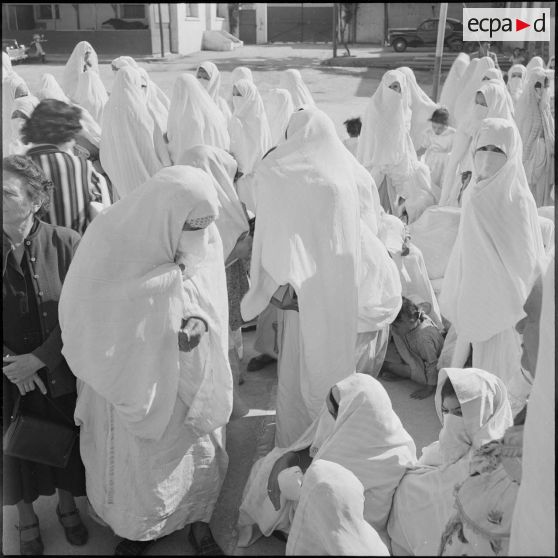 Manifestation de femmes en faveur du général de Gaulle. [Description en cours]