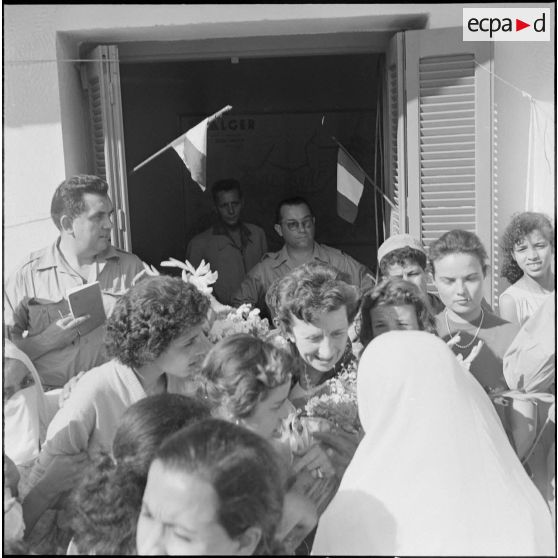 Manifestation de femmes en faveur du général de Gaulle. [Description en cours]