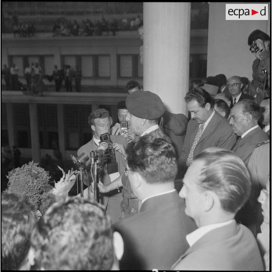 [Manifestation en faveur de l'Algérie française et discours du Comité du salut public]. [Description en cours]