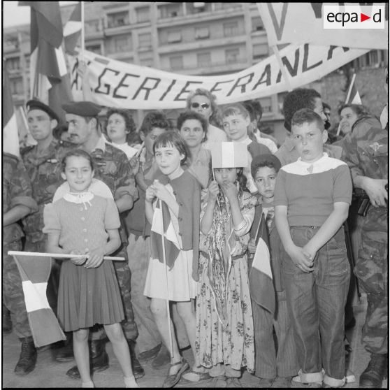 [Manifestation en faveur de l'Algérie française]. [Description en cours]