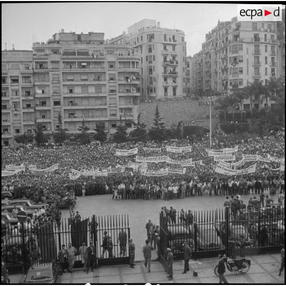 [Manifestation en faveur de l'Algérie française]. [Description en cours]