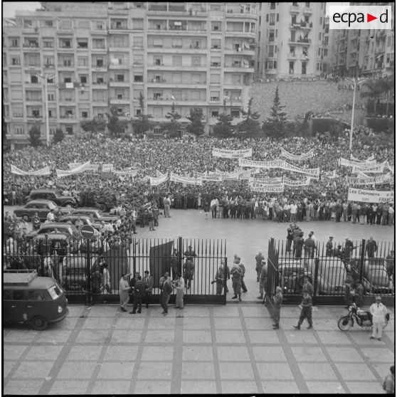 [Manifestation en faveur de l'Algérie française]. [Description en cours]