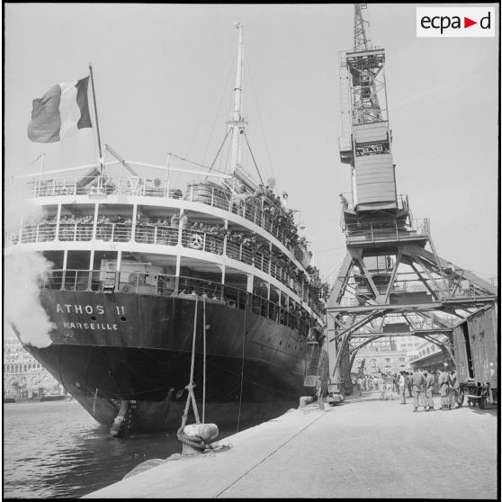 Débarquement de militaires en provenance de Marseille dans le port d'Alger. [Description en cours]