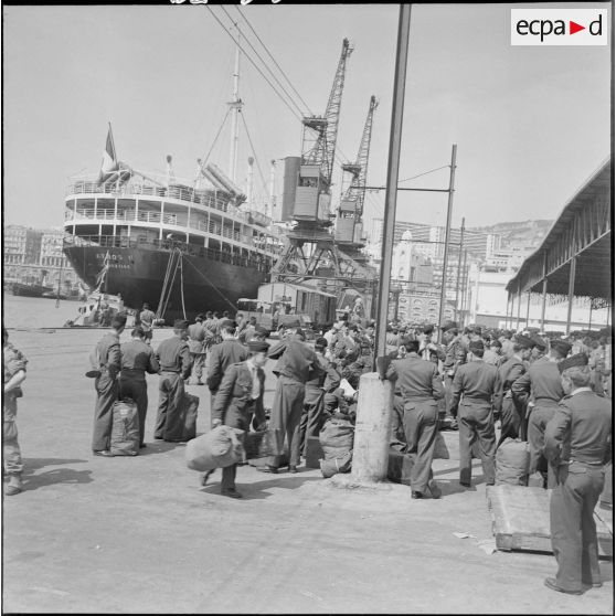 Débarquement de militaires en provenance de Marseille dans le port d'Alger. [Description en cours]