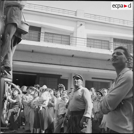 Débarquement de militaires en provenance de Marseille dans le port d'Alger. [Description en cours]