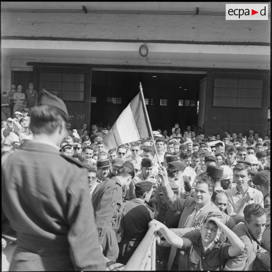 Débarquement de militaires en provenance de Marseille dans le port d'Alger. [Description en cours]