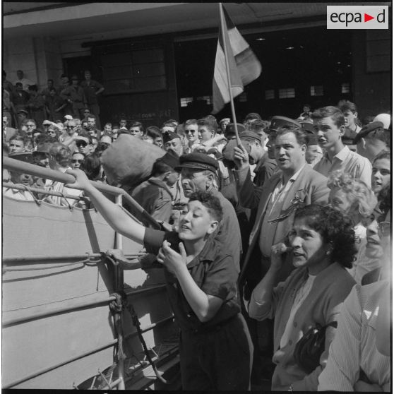Débarquement de militaires en provenance de Marseille dans le port d'Alger. [Description en cours]