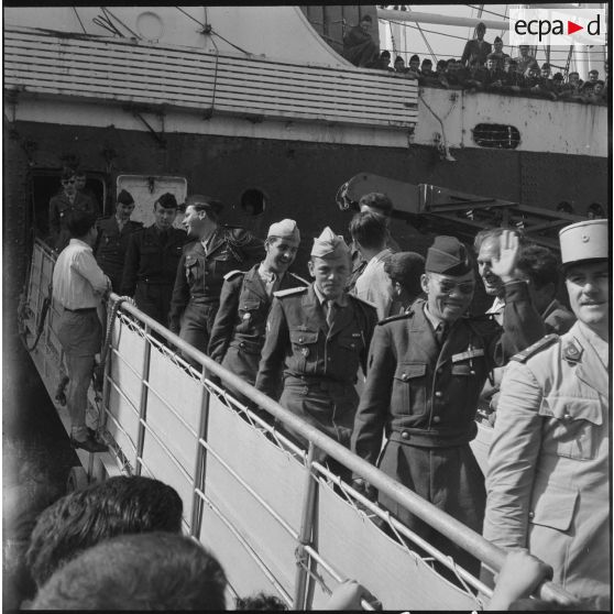 Débarquement de militaires en provenance de Marseille dans le port d'Alger. [Description en cours]