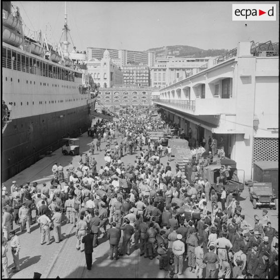 Débarquement de militaires en provenance de Marseille dans le port d'Alger. [Description en cours]