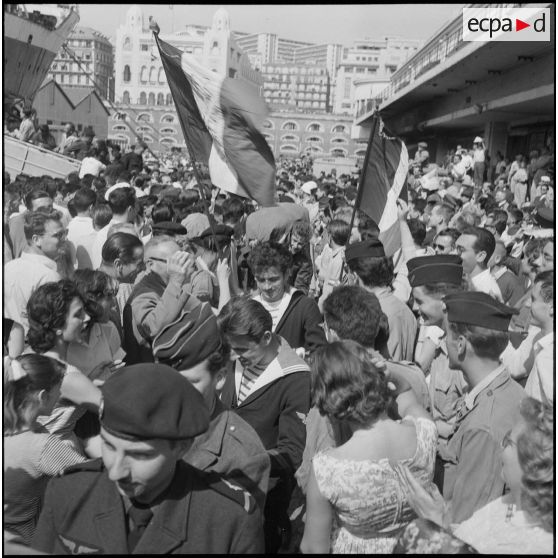 Débarquement de militaires en provenance de Marseille dans le port d'Alger. [Description en cours]