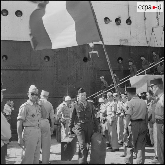 Débarquement de militaires en provenance de Marseille dans le port d'Alger. [Description en cours]