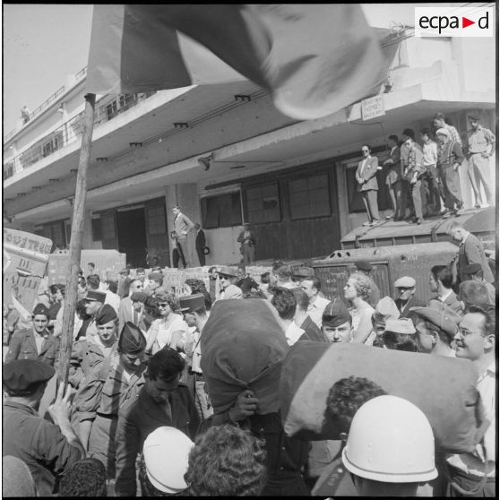 Débarquement de militaires en provenance de Marseille dans le port d'Alger. [Description en cours]