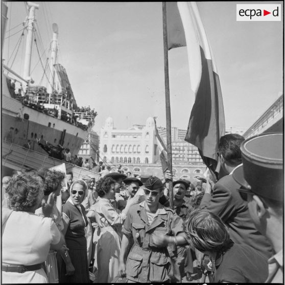 Débarquement de militaires en provenance de Marseille dans le port d'Alger. [Description en cours]